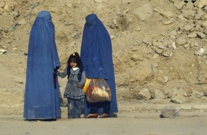 Niña llevada por un par de mujeres musulmanas que llevan puesta la Burka 